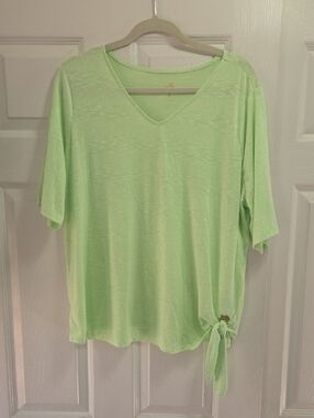 belle by Kim Gravel Light Green Neon V-Neck Tie-Hem Slub Tee